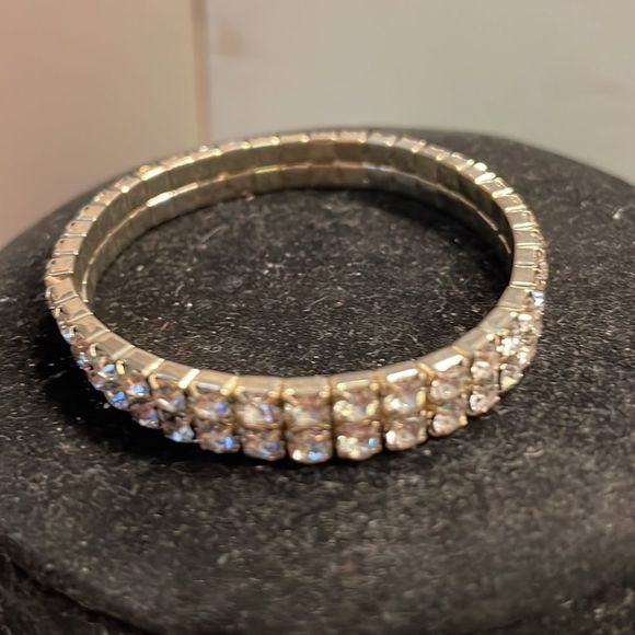 1990s-8” silver tone stackable stretch bracelet w/56 prong set Austrian crystals - Picture 4 of 8